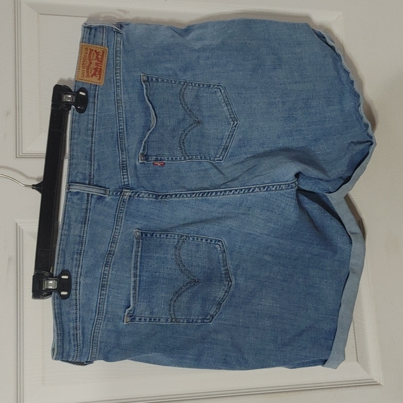 Women's Levi's classic shorts. Size 24W - Picture 2 of 4